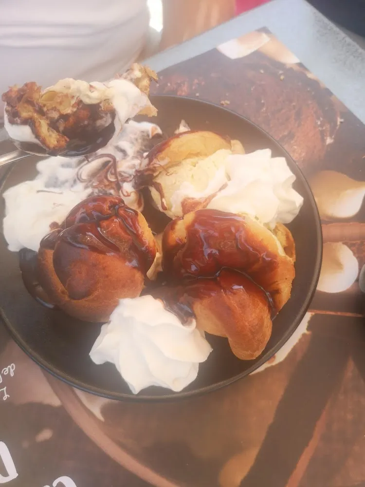 Profiteroles Au Chocolat Chaud